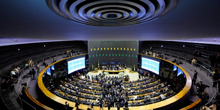 Centrão busca reinstaurar voto secreto na PEC da Blindagem após derrota