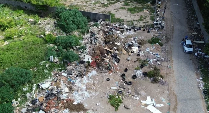 Terrenos abandonados representam quase metade das denúncias registradas na capital