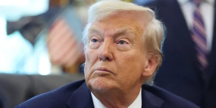 Trump anuncia que EUA atiraramem barco com drogas da Venezuela