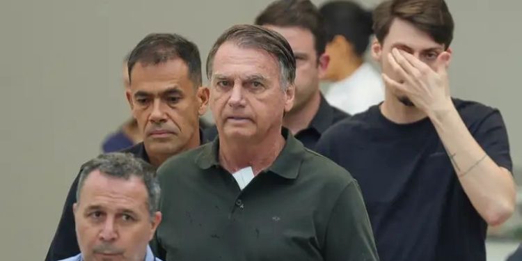 Moraes dá 24h para explicação sobre demora no retorno de Bolsonaro após hospital