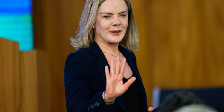 Gleisi reage após EUA citarem possível ação militar contra o Brasil