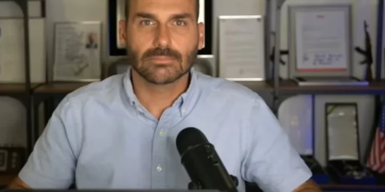 Eduardo Bolsonaro se manifesta sobre bandeira dos EUA na Paulista