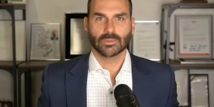 Em rede social, Eduardo Bolsonaro chama julgamento de “teatro” e critica ministros do STF