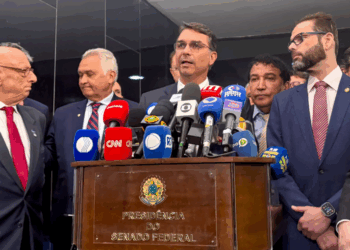 Flávio Bolsonaro critica voto de Moraes e anuncia pedido de suspensão do julgamento