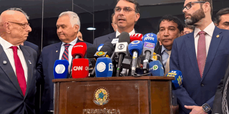 Flávio Bolsonaro critica voto de Moraes e anuncia pedido de suspensão do julgamento