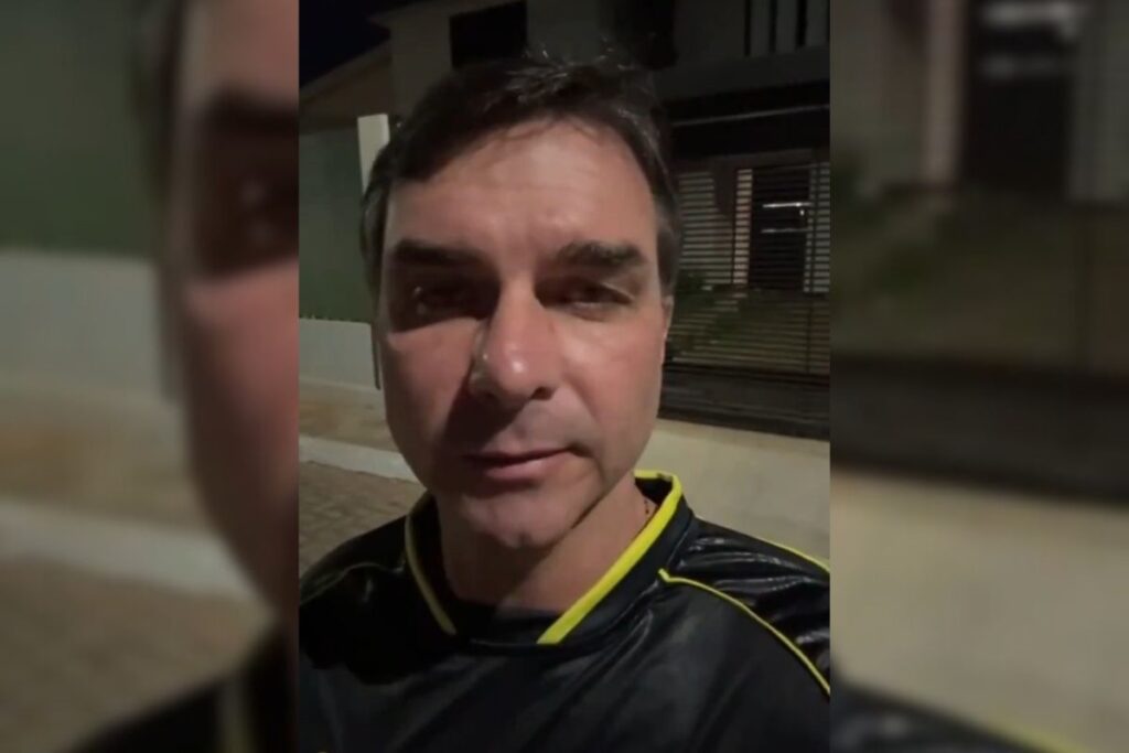 Flávio na frente da casa de Bolsonaro: “Não merece a humilhação”