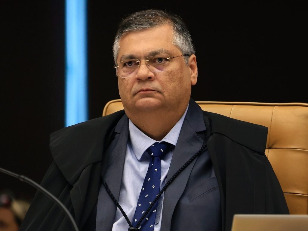 Flávio Dino manda reintegrar candidata excluída de concurso por ser casada com condenado por tráfico