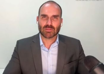 Moraes envia denúncia da PGR contra Eduardo Bolsonaro a Hugo Motta