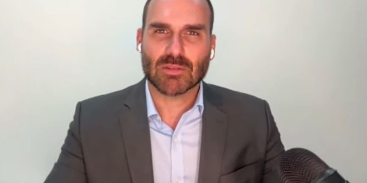 Moraes envia denúncia da PGR contra Eduardo Bolsonaro a Hugo Motta