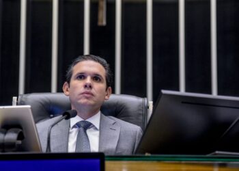 Projeto de anistia divide parlamentares; propostas incluem Bolsonaro e outros réus