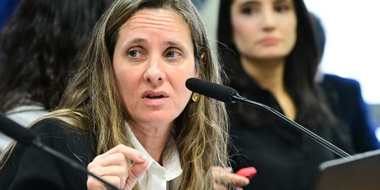 À CPMI, diretora aponta que CGU audita todas as entidades ligadas ao INSS