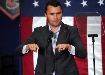 Trump chama assassinato de Charlie Kirk de “momento sombrio” e responsabiliza a esquerda radical