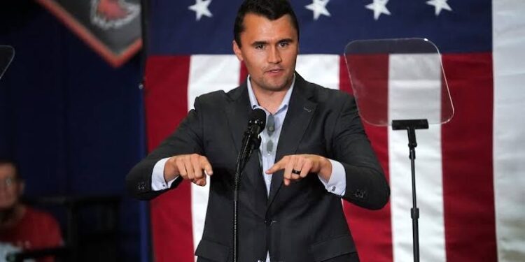 Trump chama assassinato de Charlie Kirk de “momento sombrio” e responsabiliza a esquerda radical