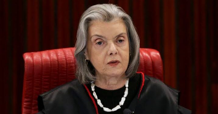 Cármen Lúcia deve rebater Fux em voto no julgamento de Bolsonaro no STF