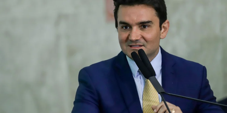 União Brasil pode expulsar Sabino se ele optar por permanecer no governo