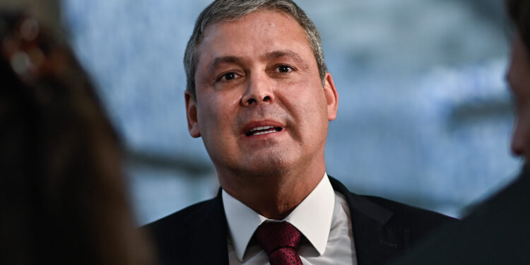 Lindbergh diz que Tarcísio cometeu crime ao citar “tirania” de Moraes