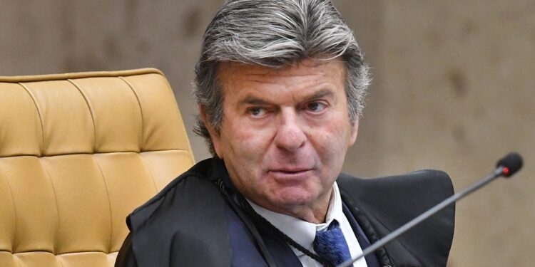 Luiz Fux ultrapassa tempo de Moraes em voto no julgamento de Bolsonaro