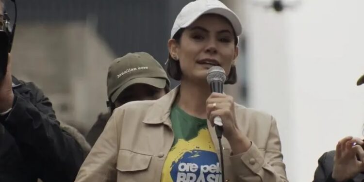 Michelle Bolsonaro se manifesta após condenação do marido