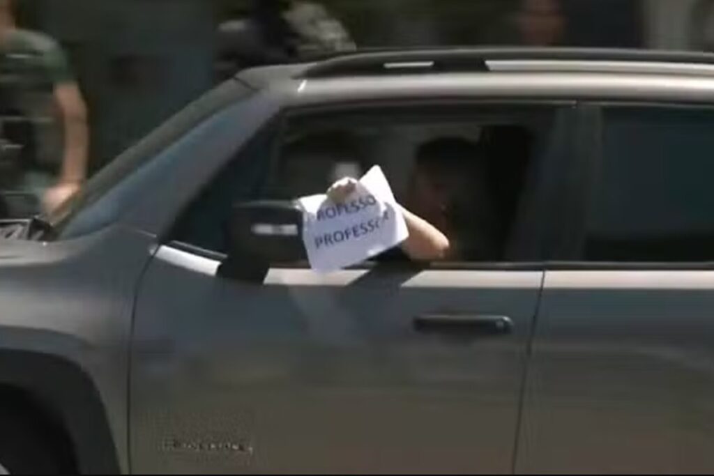 Com medo de tiro, mulher exibe cartaz de “professora” em ação policial