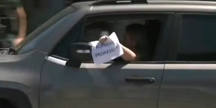 Com medo de tiro, mulher exibe cartaz de “professora” em ação policial