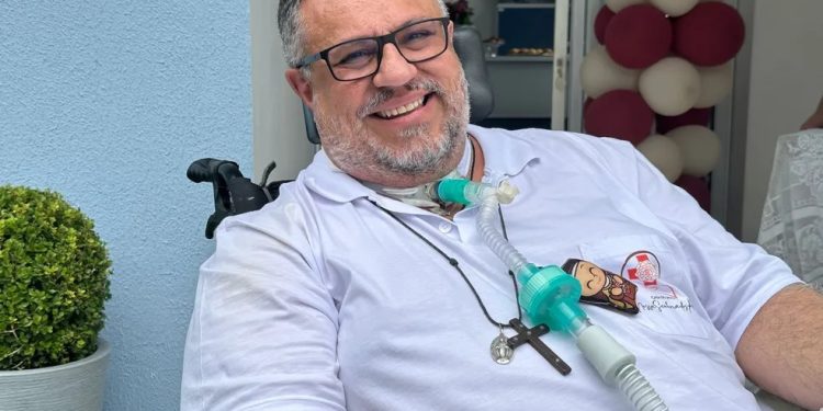 Padre que toma 281 comprimidos diários recebe alta hospitalar