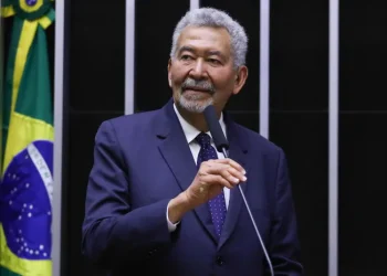 Deputado federal Paulão (PT-AL) vota contra PEC da Impunidade e Projeto de Lei da Anistia