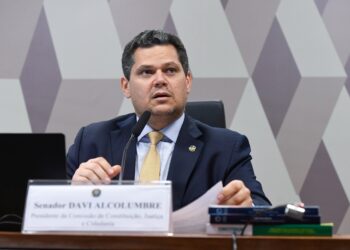 Alcolumbre articula novo texto e barra possibilidade de perdão a Bolsonaro