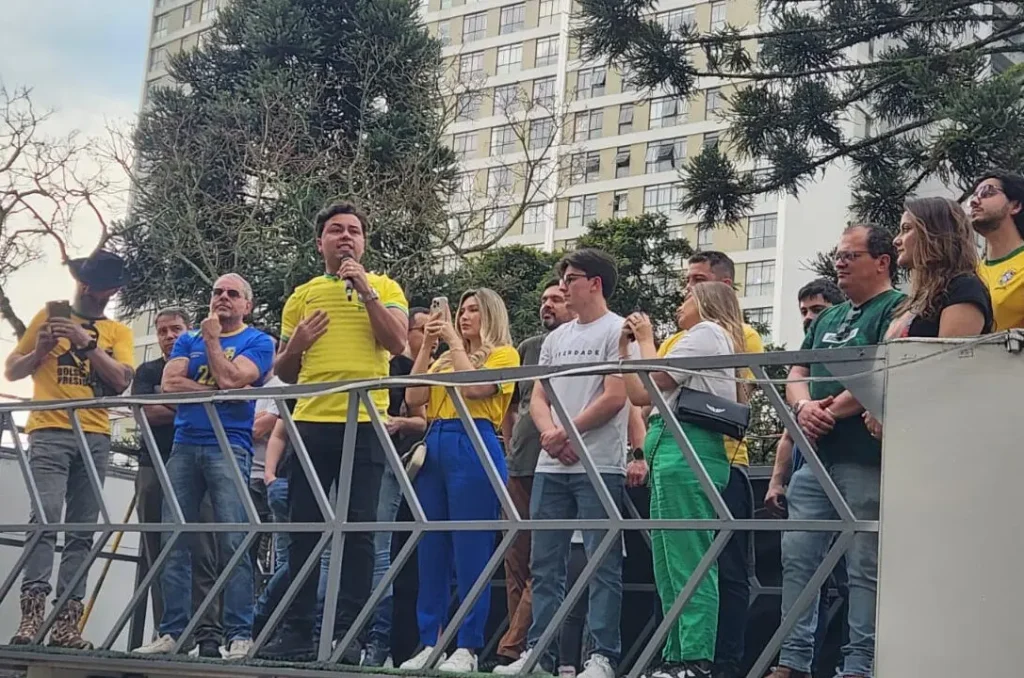 Tributo a Charlie Kirk é realizado em universidade onde advogado e vereador foram expulsos