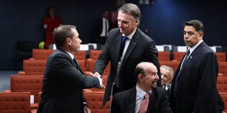 Carlos Bolsonaro responsabiliza Mauro Cid por condenação do pai; aliados do militar rebatem