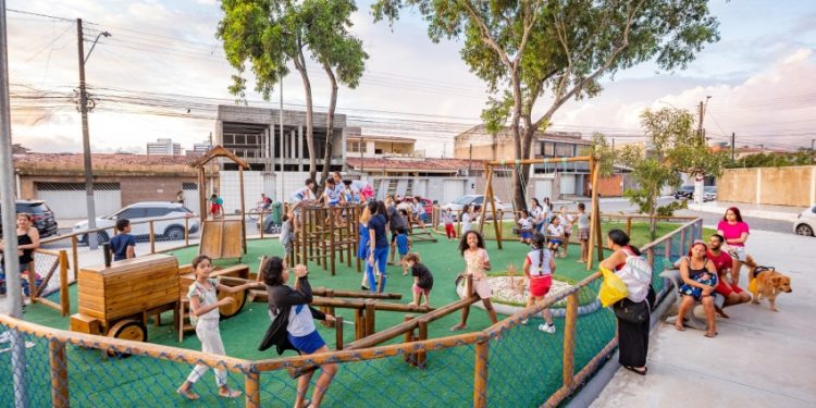 Prefeitura de Maceió entrega reforma de praça no Feitosa