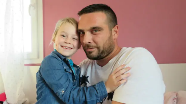 Colegas doam 350 dias de férias para pai cuidar de filha com câncer, na França