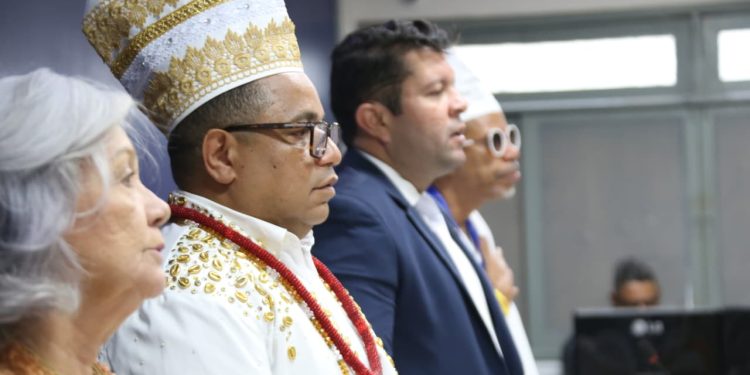Câmara homenageia Pai Marcos por liderança religiosa e trabalho social em Maceió