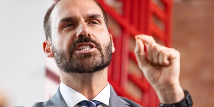 DPU pede que STF rejeite denúncia da PGR contra Eduardo Bolsonaro