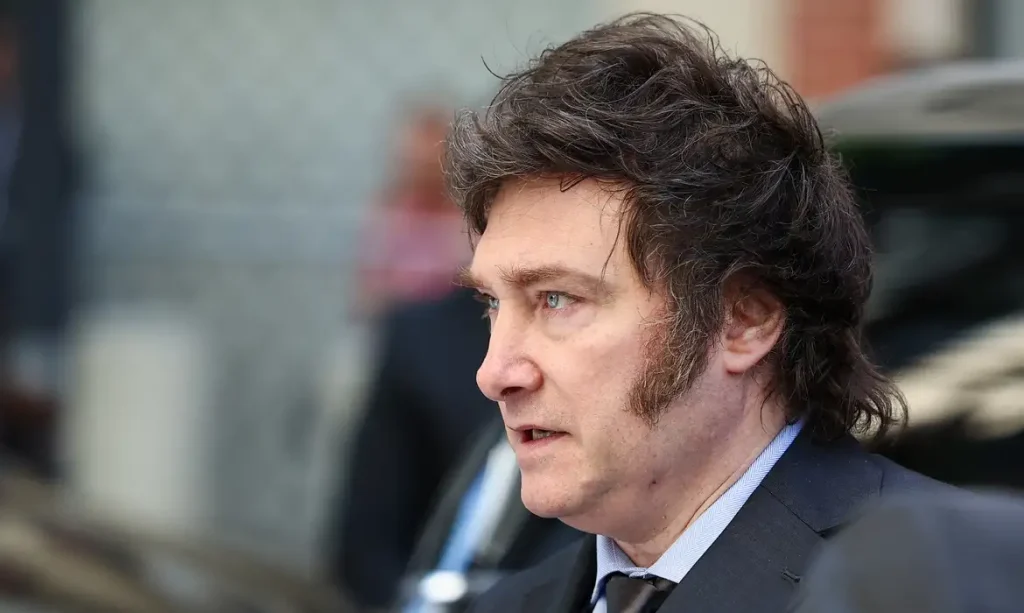 Ações argentinas disparam após vitória da coalizão de Javier Milei nas eleições legislativas