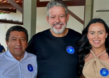 Arthur Lira assegura investimento de R$ 2,5 milhões para pavimentação em Água Branca; obras no Alto dos Coelhos já ultrapassam 60% de execução