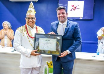 Allan Pierre homenageia Pai Marcos com a Comenda Tia Marcelina e reforça o respeito às tradições religiosas de matrizes africanas