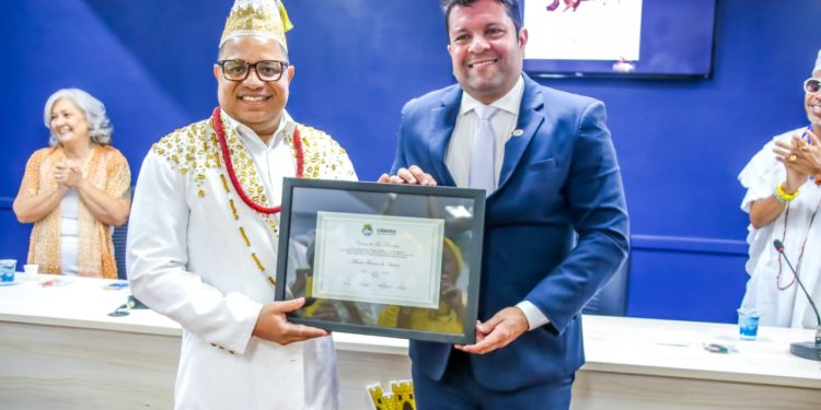 Allan Pierre homenageia Pai Marcos com a Comenda Tia Marcelina e reforça o respeito às tradições religiosas de matrizes africanas