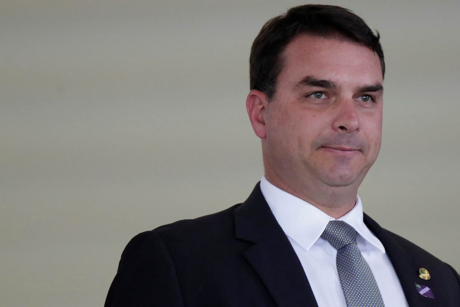 Flávio Bolsonaro aciona TCU para barrar empréstimo de R$ 20 bilhões aos Correios
