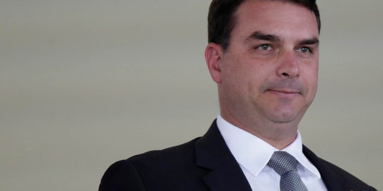 Flávio Bolsonaro aciona TCU para barrar empréstimo de R$ 20 bilhões aos Correios