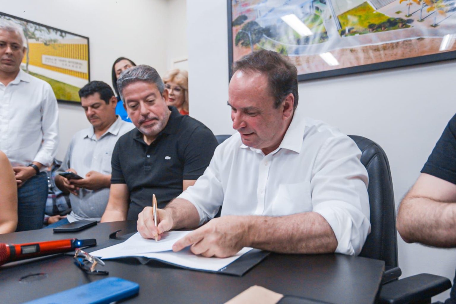 Lira abraça Luciano Barbosa em Arapiraca e tenta acalmar JHC em Maceió