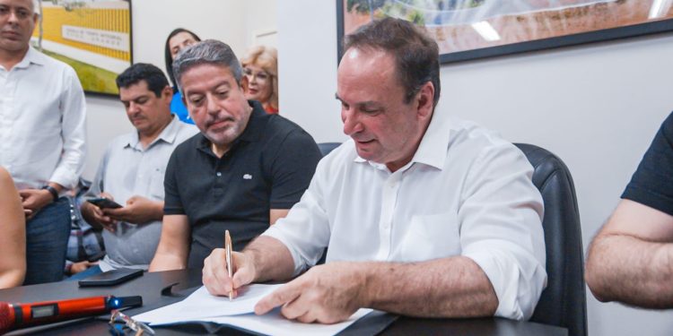 Lira abraça Luciano Barbosa em Arapiraca e tenta acalmar JHC em Maceió