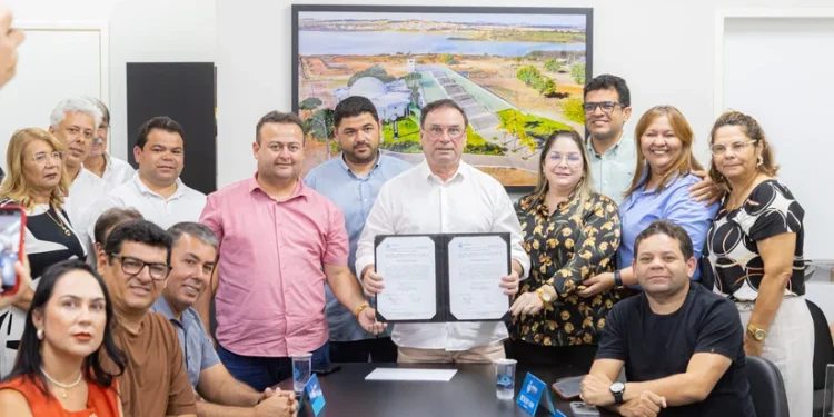 Luciano Barbosa autoriza pavimentação de ruas e construção de novas creches em Arapiraca