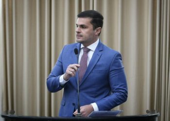 Deputado Alexandre Ayres propõe lei que proíbe beneficiários de programas sociais de usarem casas de apostas online em Alagoas