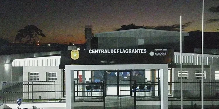 Homem é preso por agredir padrasto e tem mandados por roubo e homicídio cumpridos em Maceió