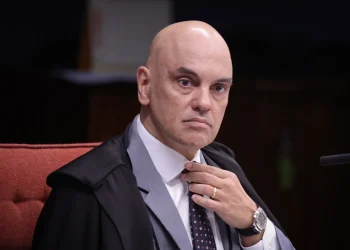 Moraes manda Cláudio Castro explicar operação no RJ e marca audiência