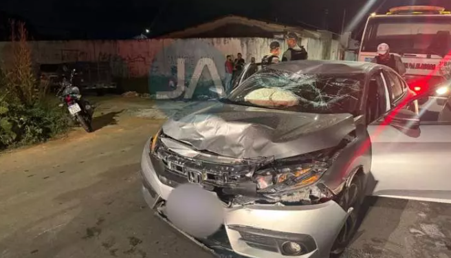 Condutor fica ferido e é arremessado contra para-brisa de carro após colisão