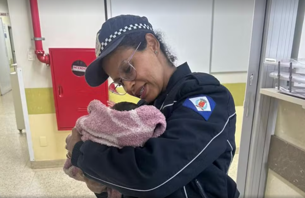 Jovem de 22 anos é presa após sequestrar bebê da amiga e fingir parto no interior de SP