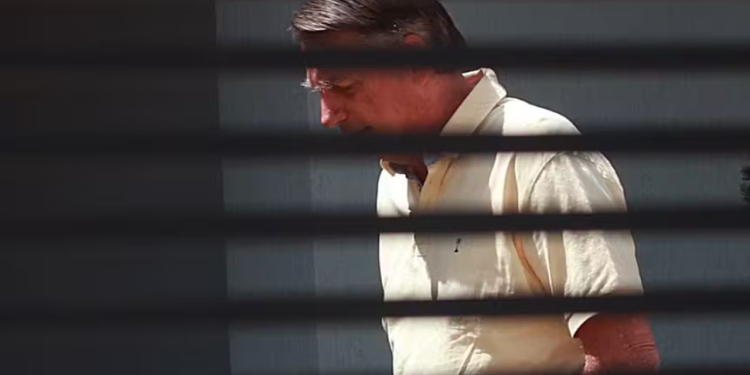 Defesa já admite prisão de Bolsonaro em regime fechado no início de novembro