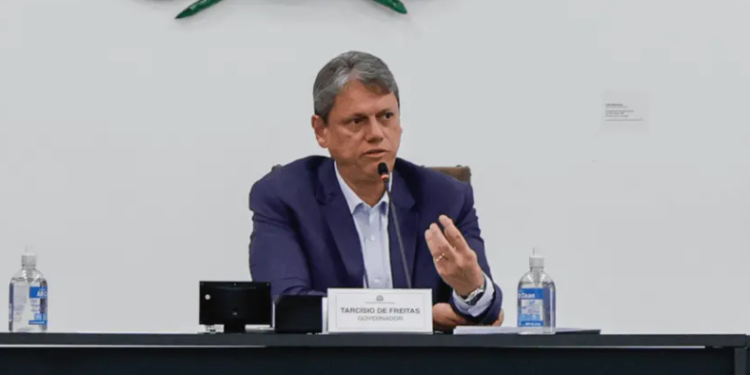 Bares de SP se rebelam contra Tarcísio e exigem fim do ICMS sobre gorjetas