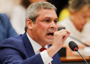 “Casa da Impunidade”: Lindbergh Farias critica decisão da Câmara de suspender ação penal contra Gustavo Gayer